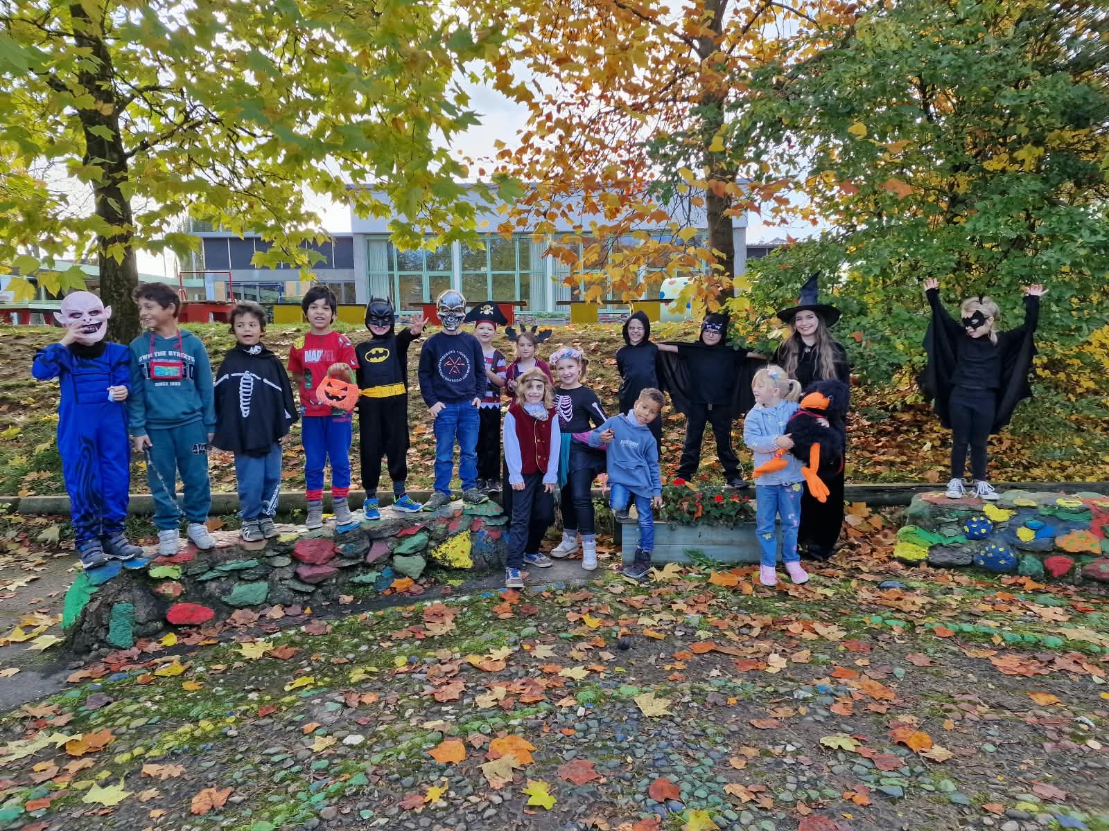 Schaurig-schöne Grüße: Die Klasse 1b wünscht Happy Halloween!